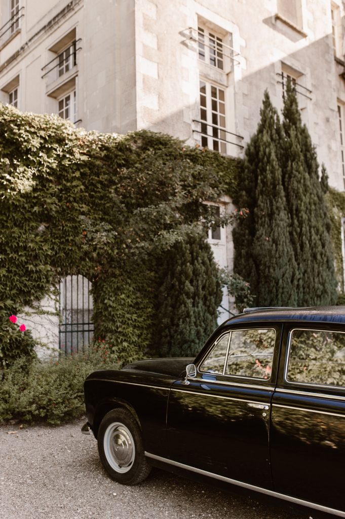 Voiture ancienne devant la façade du Chateau de Laborde St Martin 