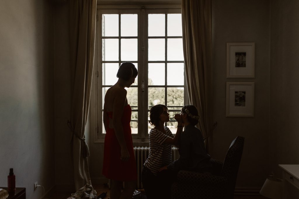 Maquillage de la mariée dans la fenêtre