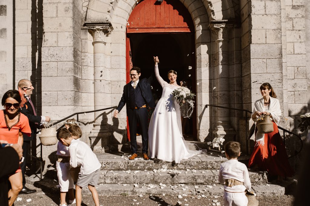 Les mariés heureux à la sortie de l'église