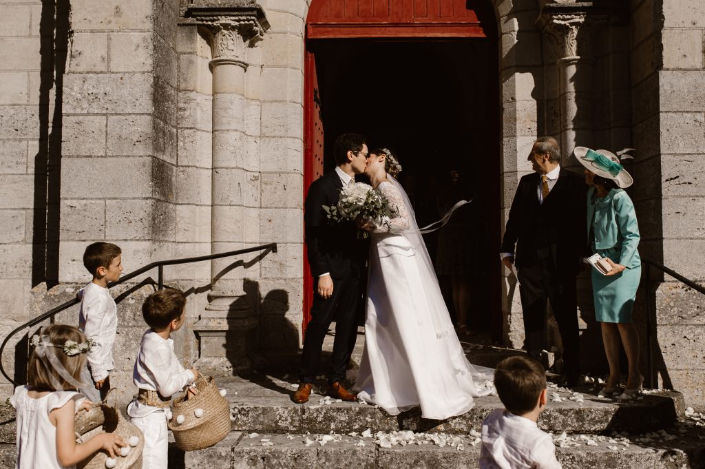 Le baiser des mariés à la sortie de l'église