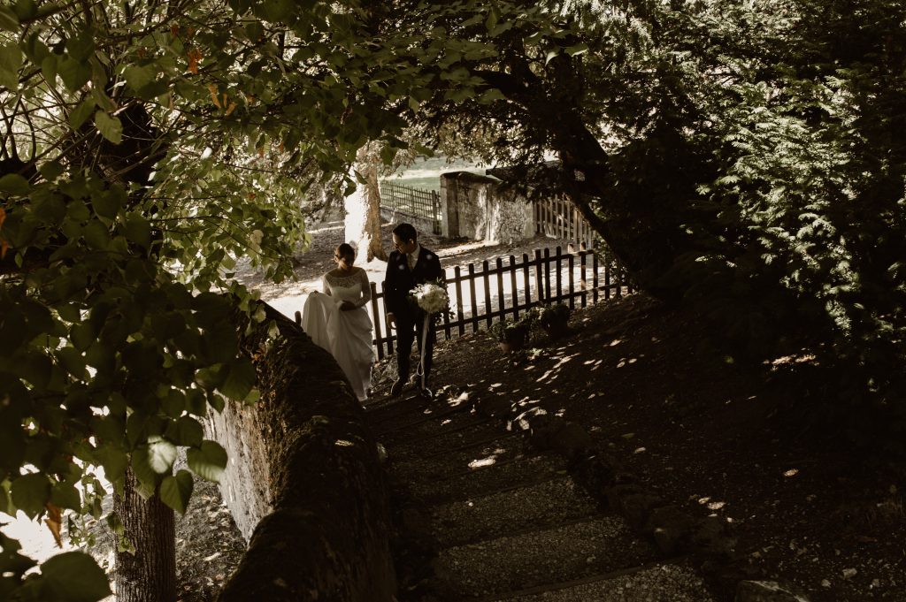 Mariés montant les escaliers du jardin