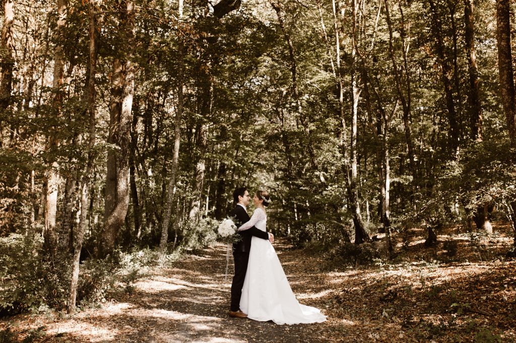 Couple mariés dans la forêt