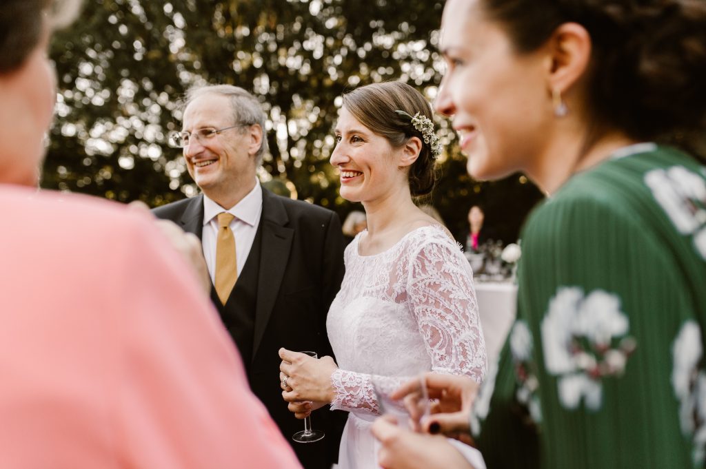 Les mariés avec leurs proches pendant le vin d'honneur