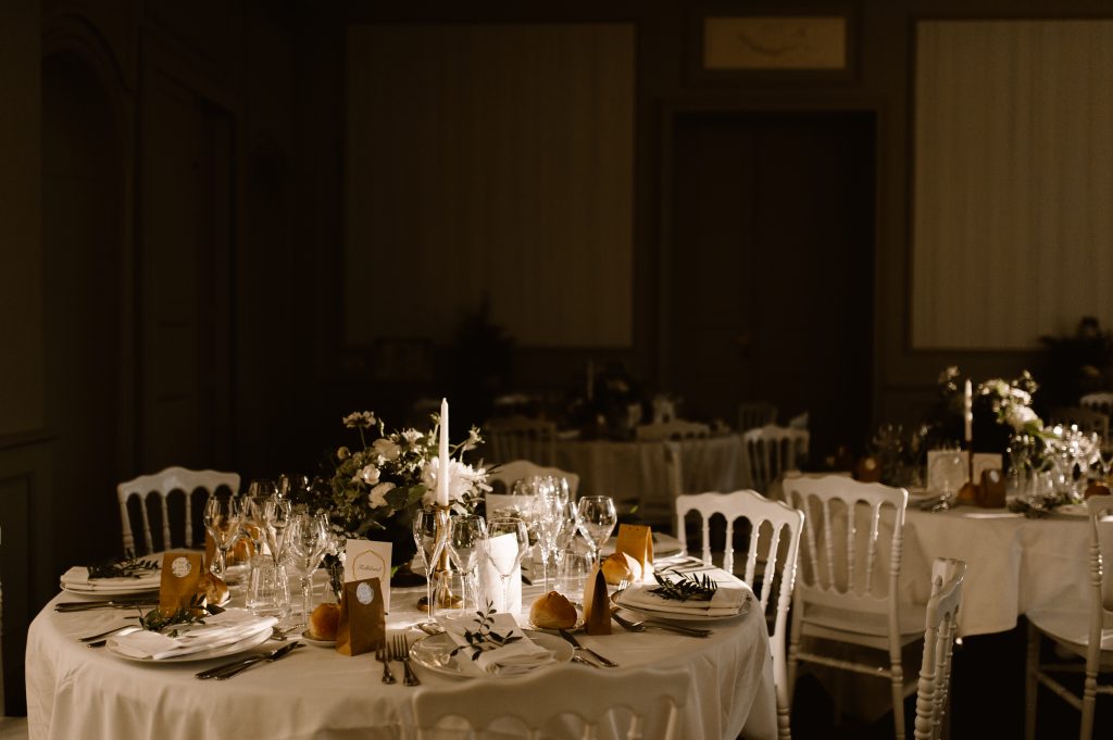 Les tables au crépuscule