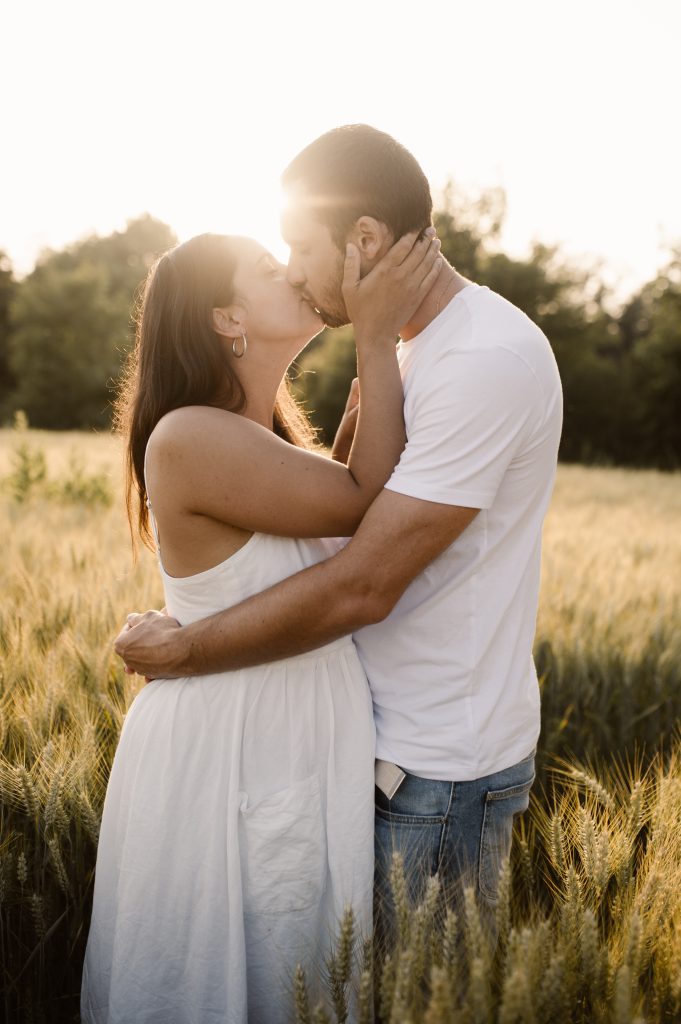 Baiser de couple au soleil couchant à la campagne