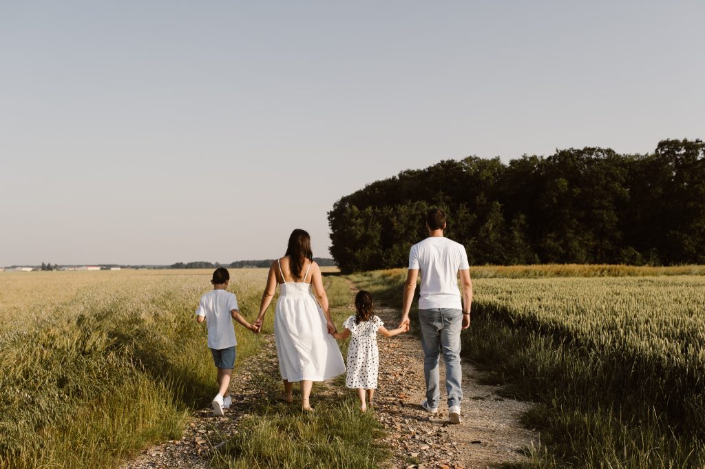 Portrait de famille de dos à la campagne