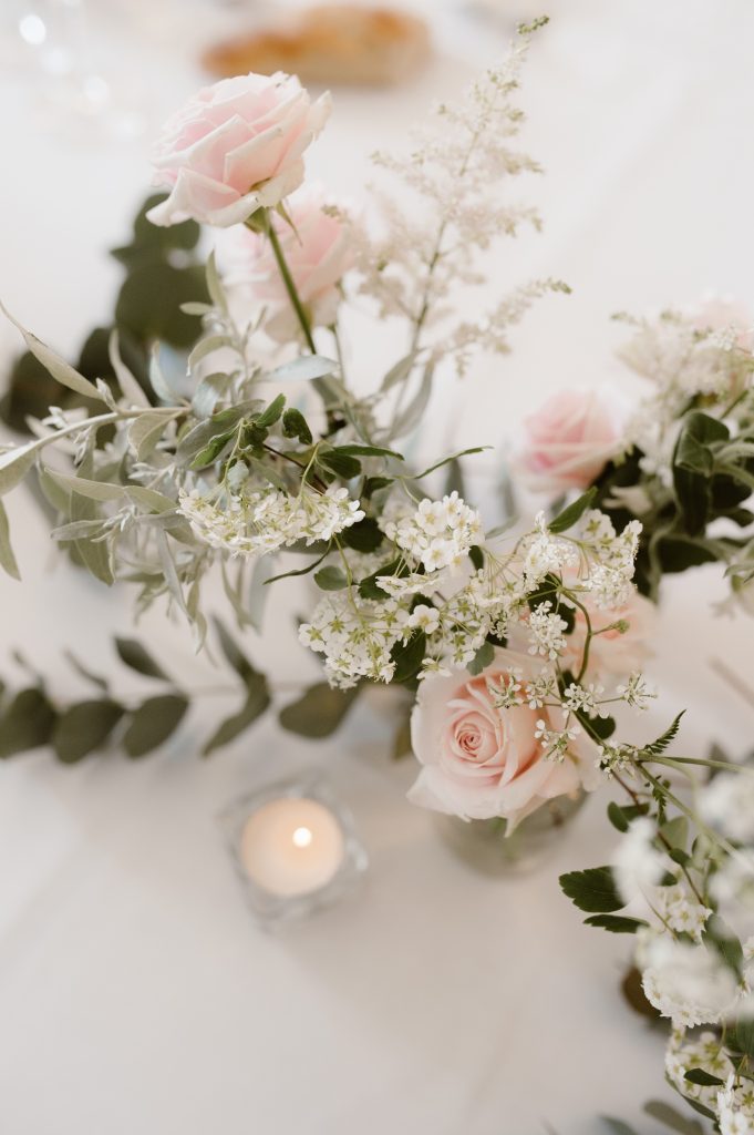 Bouquet de fleurs sur la table du mariage