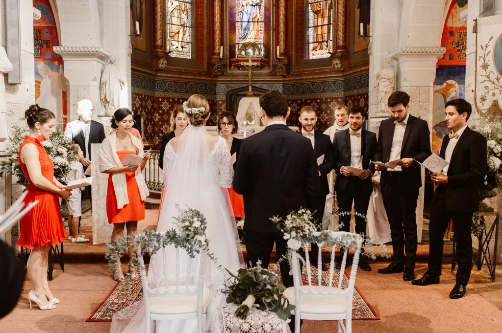 Les mariés devant leurs proches à l'église