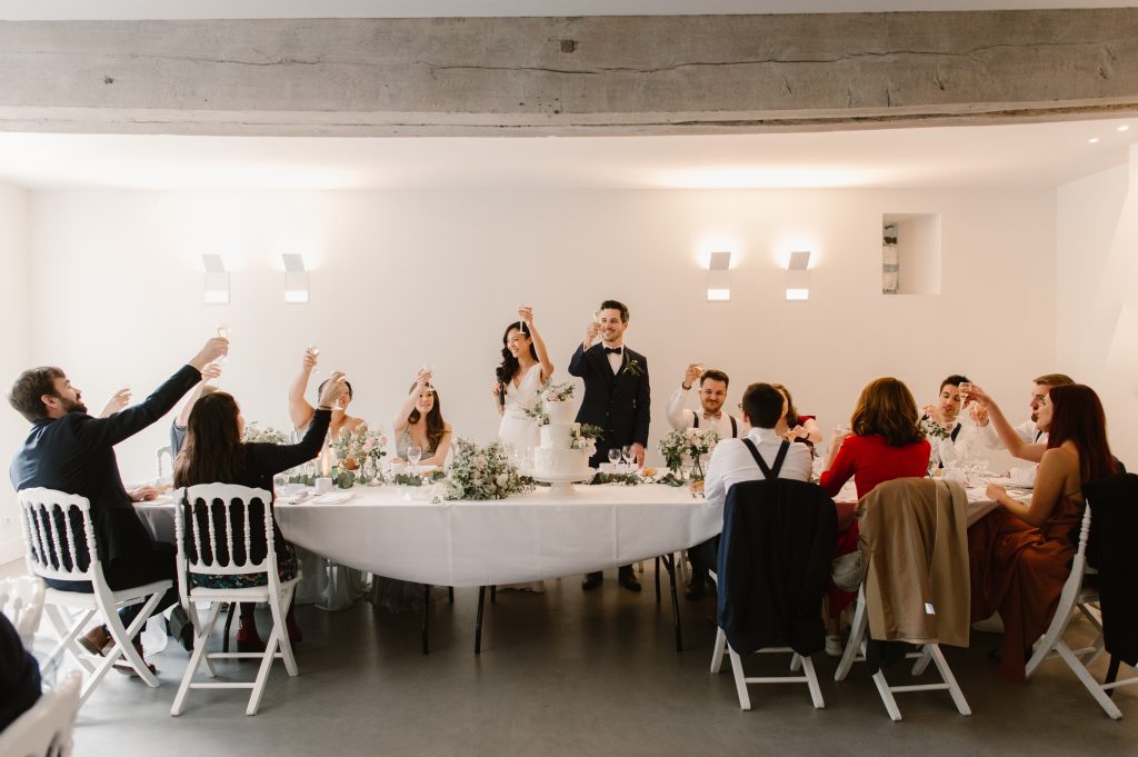 Les mariés portent un toast