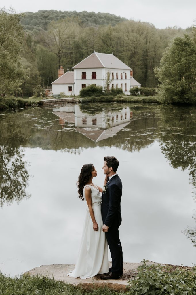 Photo mariés devant un lac