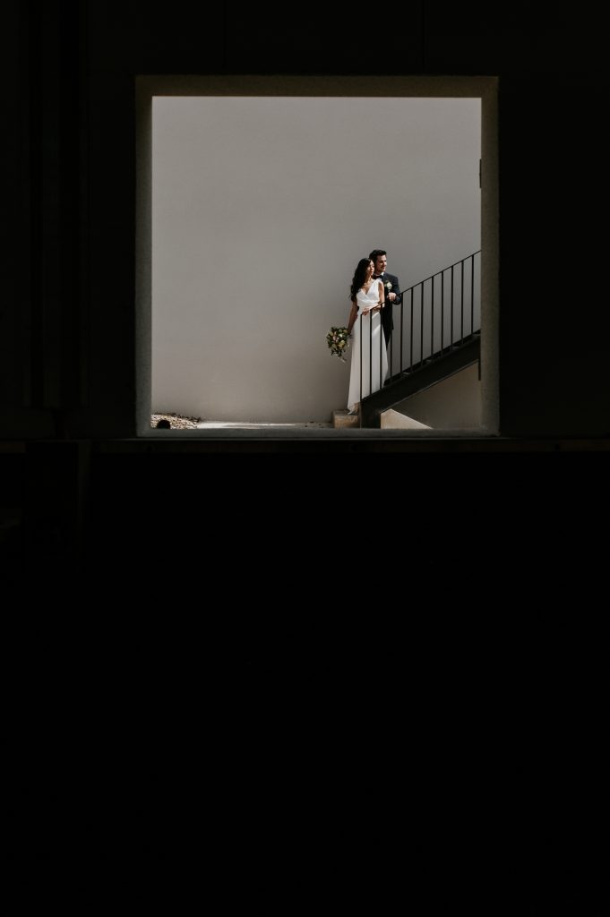 Mariés dans l'escalier