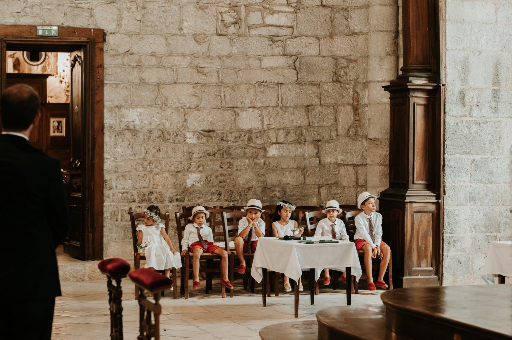 Les enfants d'honneur pendant la messe