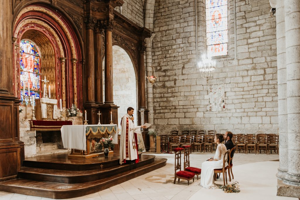 Les mariés pendant la cérémonie à l'église