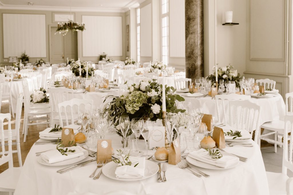 Les tables du mariage dans le chateau de Laborde St Martin