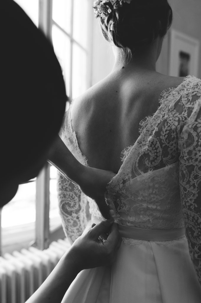 Ajustement de la robe de mariée