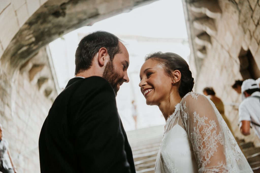 Portrait des mariés souriants