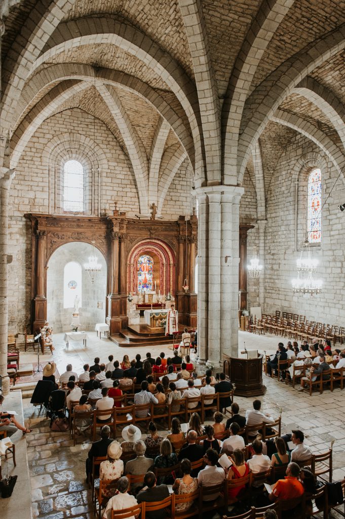 Les invités pendant la messe du mariage