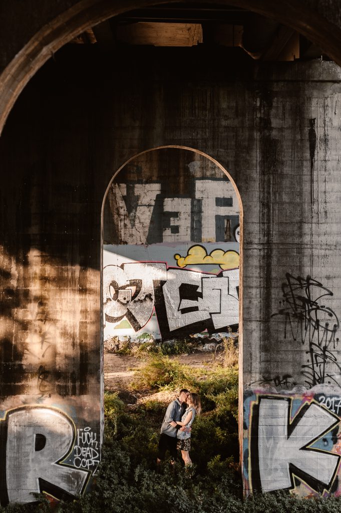 Séance photo couple sur fond de graffitis
