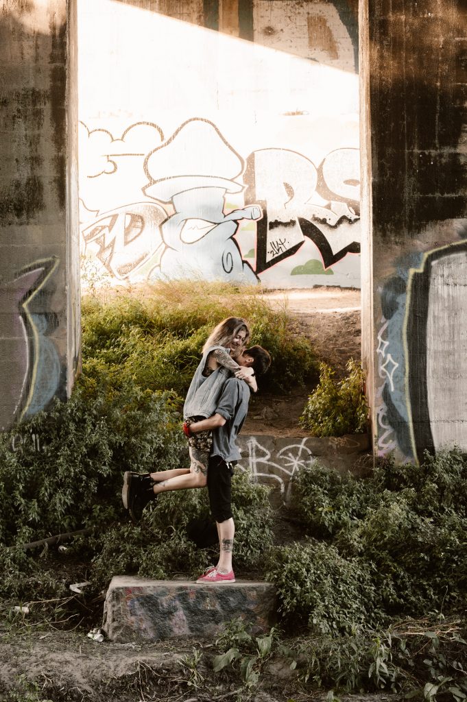 Couple enlacé dans un décor de graffitis