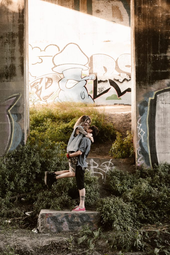 Couple enlacé dans un décor de graffitis