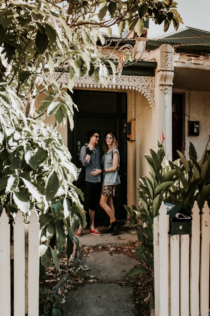 Couple devant une habitation