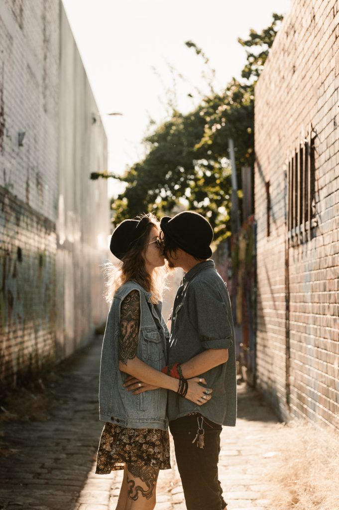 Baiser lors de la séance de couple à Melbourne