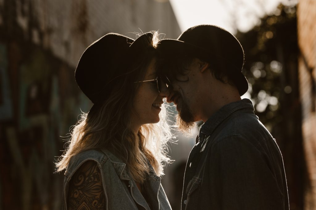 Visages du couple en train de s'embraser