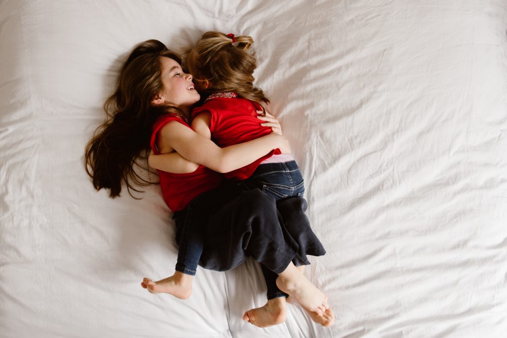 Câlins entre soeurs