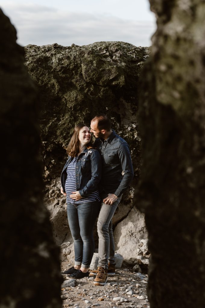 Couple grossesse entre les rochers