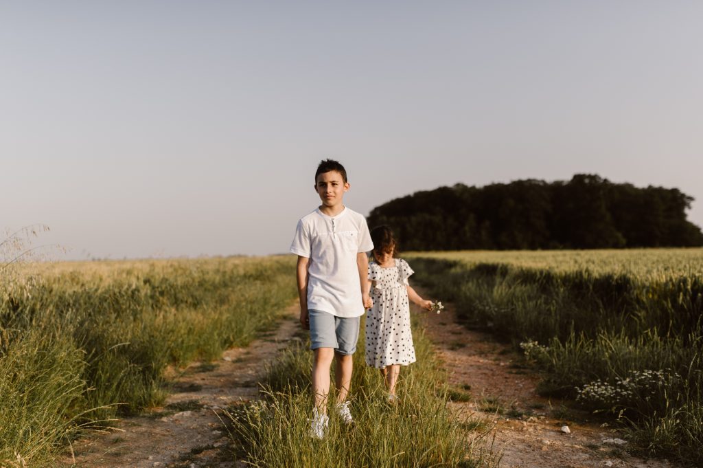 Portrait d'enfants à la campagne