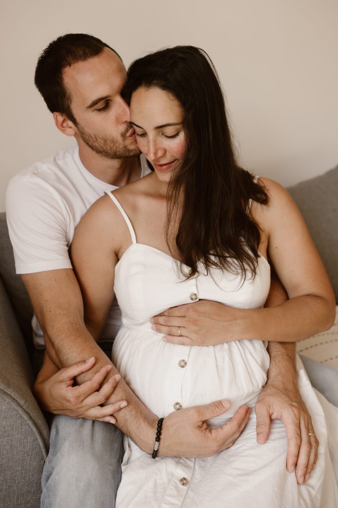 Couple portrait en attendant bébé