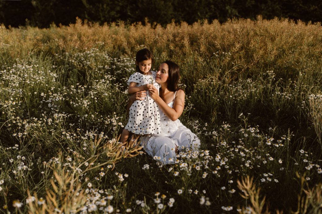 Portrait mère fille au milieu d'un champ