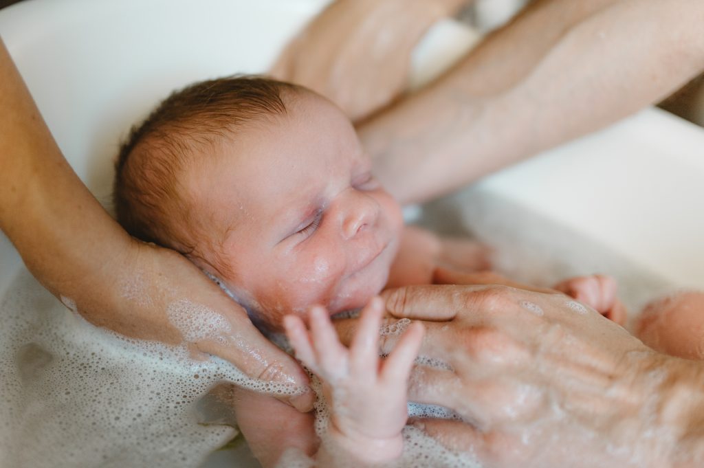 Bébé apaisé pendant le bain