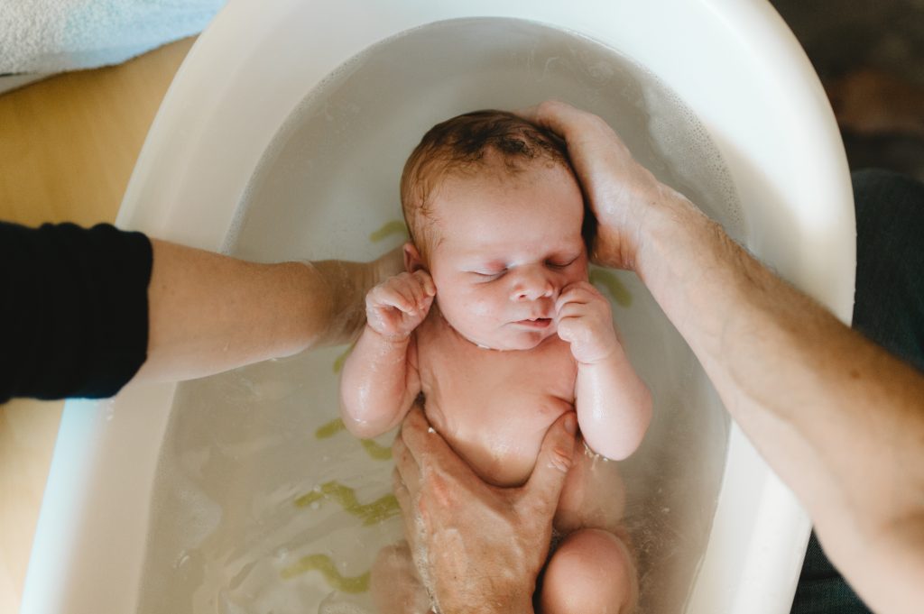 Bébé apaisé pendant le bain