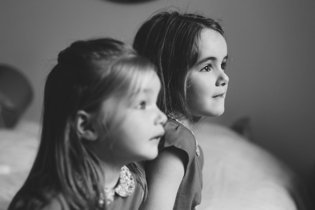 Portrait de deux soeurs en noir et blanc