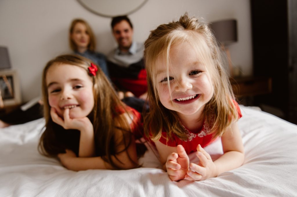 Famille sur le lit des parents