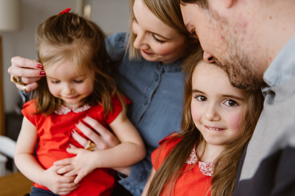 Petites filles sur les genoux de leurs parents