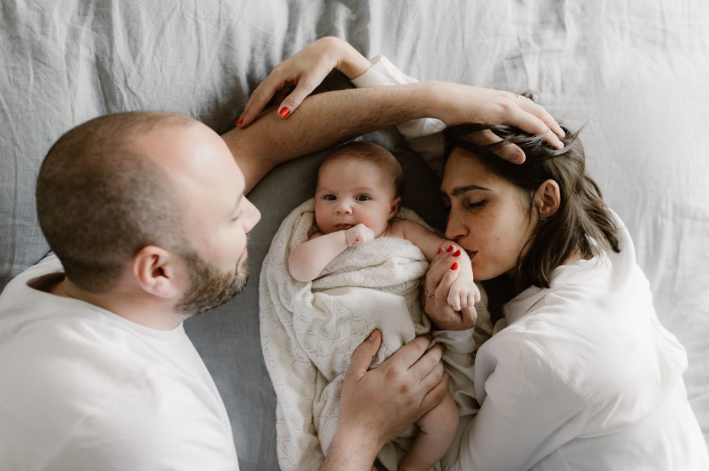 Couple avec leur nouveau-né