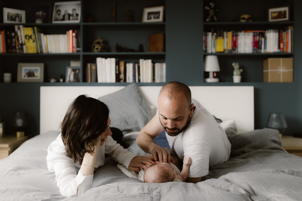 Couple avec leur bébé à domicile