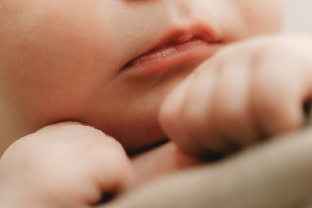 Gros plan sur la bouche de bébé