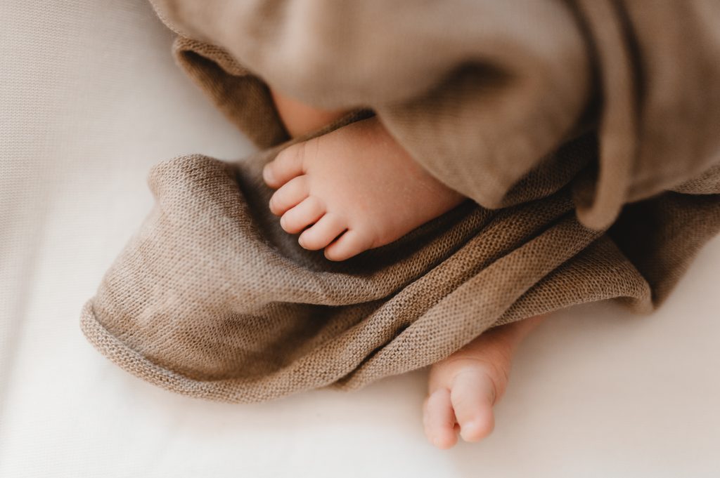 Gros plan sur les pieds de bébé