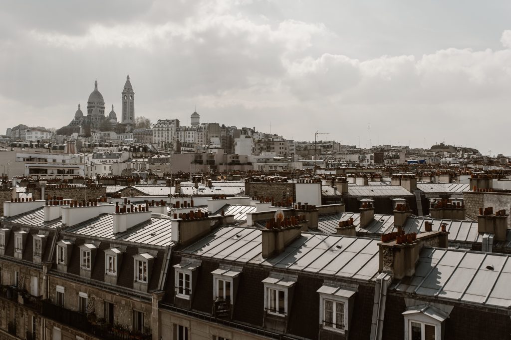 Toits de Paris avec le Sacré Coeur en arrière plan