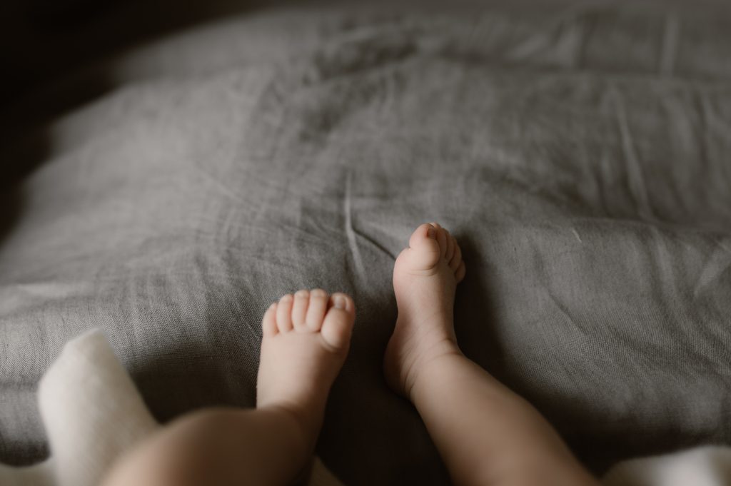 Gros plan sur les pieds de bébé