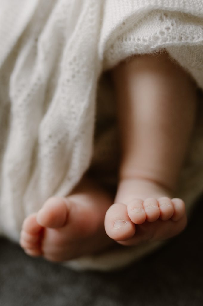 Gros plan sur les pieds de bébé