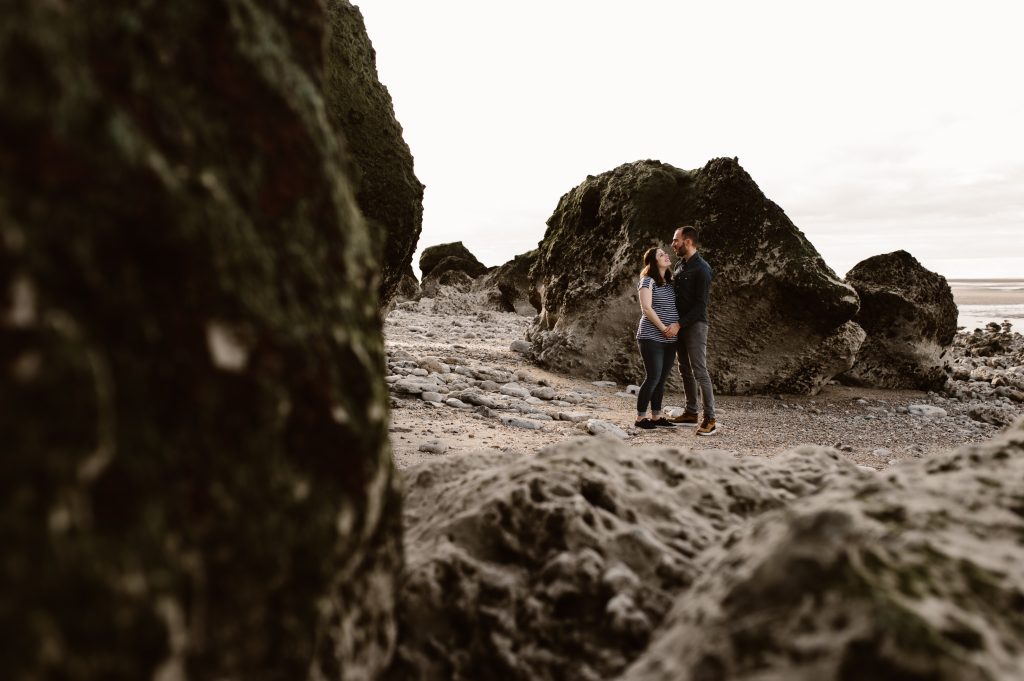 Portrait couple devant les rochers sur la Côte d'Opale