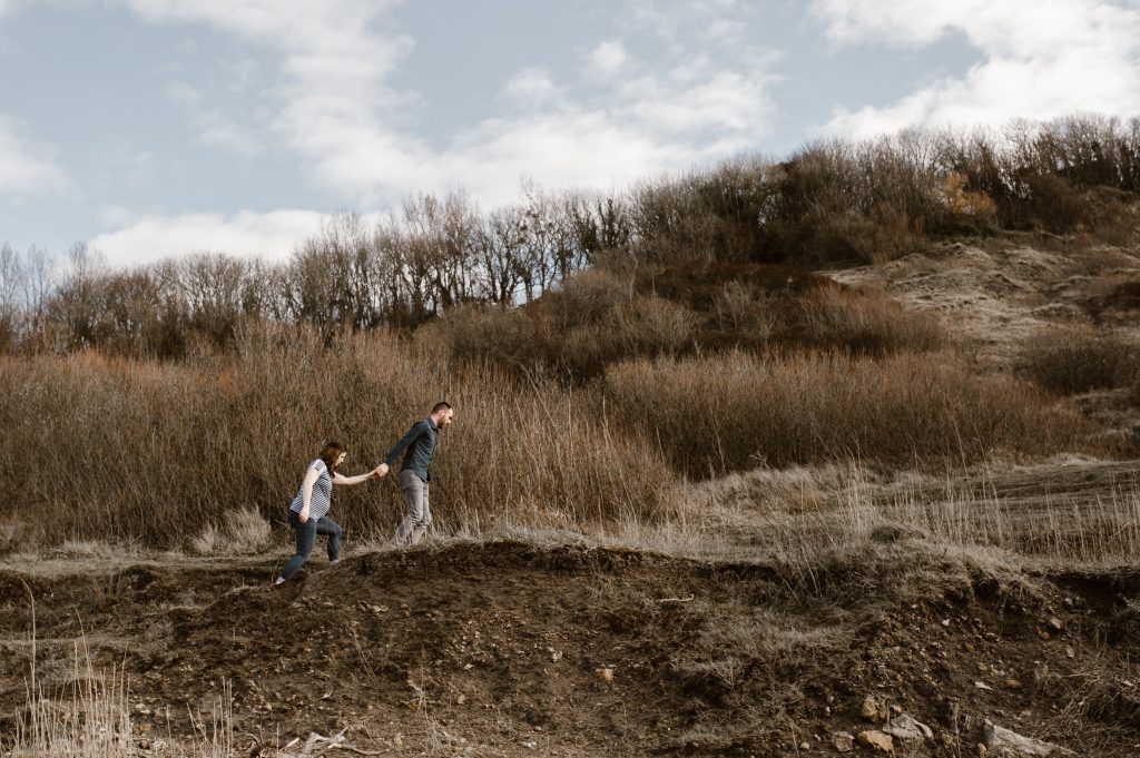 Couple marchant en Normandie