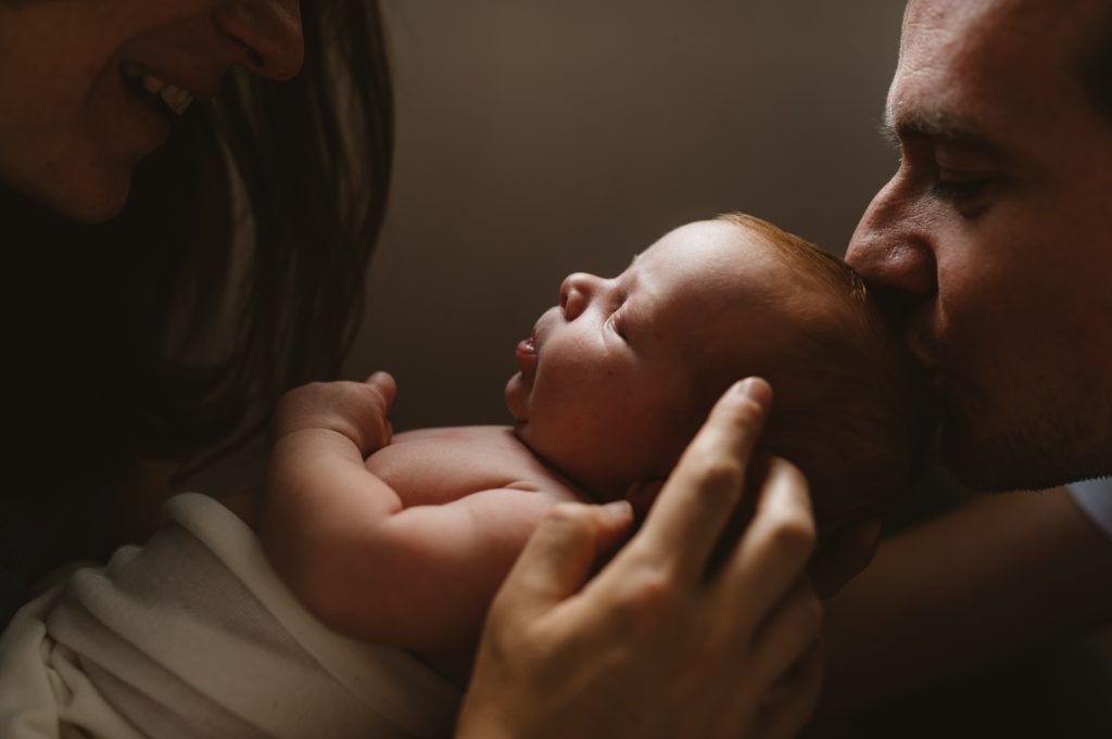 Baiser du père à son bébé