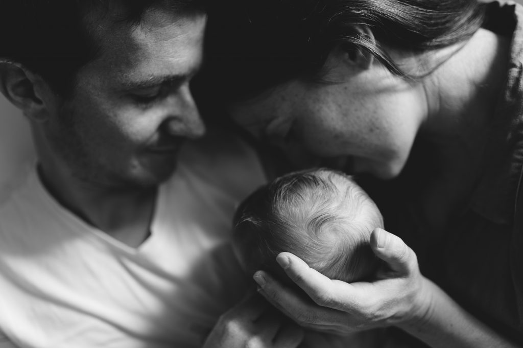 Père et mère calinant leur bébé