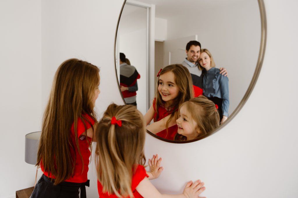Portrait de famille en reflet dans le miroir