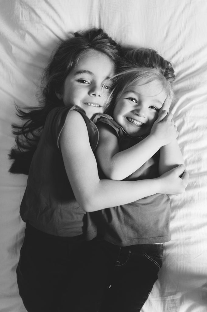 Portrait de deux soeurs en noir et blanc